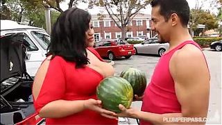 Латинос подцепил на парковке жирную бабу и присунул ей в рот и киску