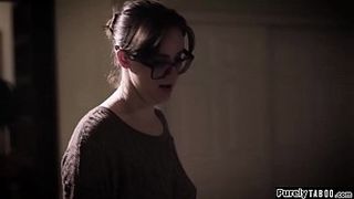 Мужчина размашисто ебет любовницу на глазах у супруги