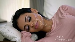 Трое мужчин трахают молоденькую брюнетку с упругой задницей